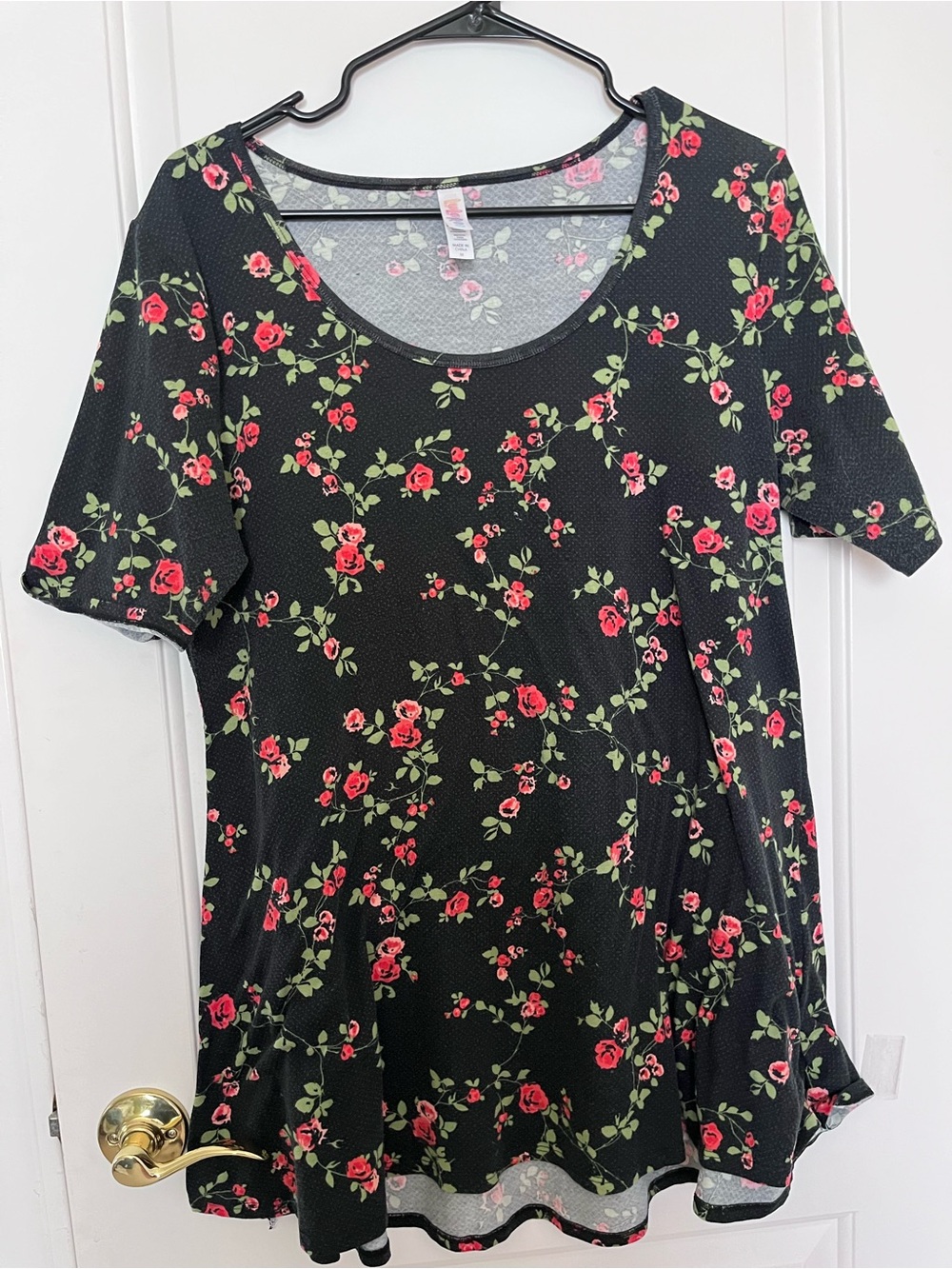LuLaRoe size med Black Floral Scoop Neck Women's Top - Pink Rose Print